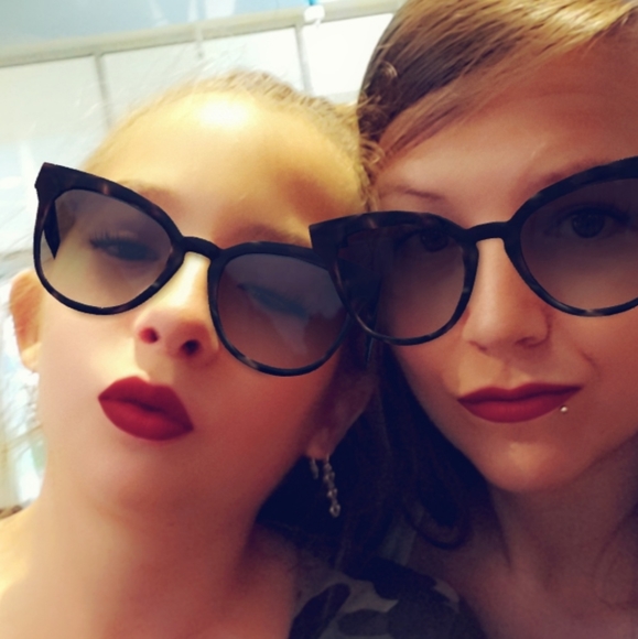 Meet your Posher, Kas - Picture 1 of 1